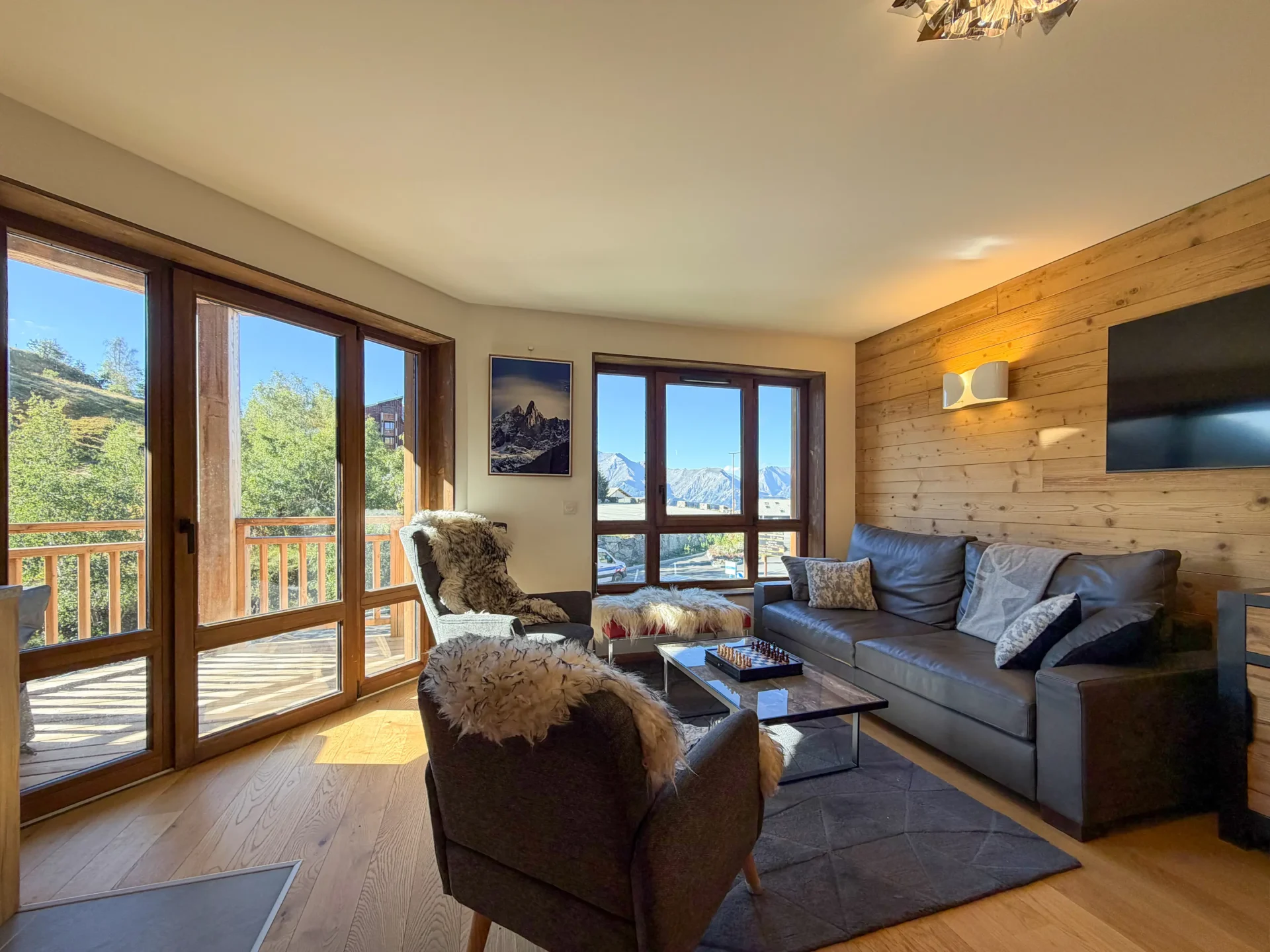 Agence immobilière à l'Alpe d'Huez propose ce très bel appartement avec vue sur la montagne, 3 chambres et 2 salles de bain