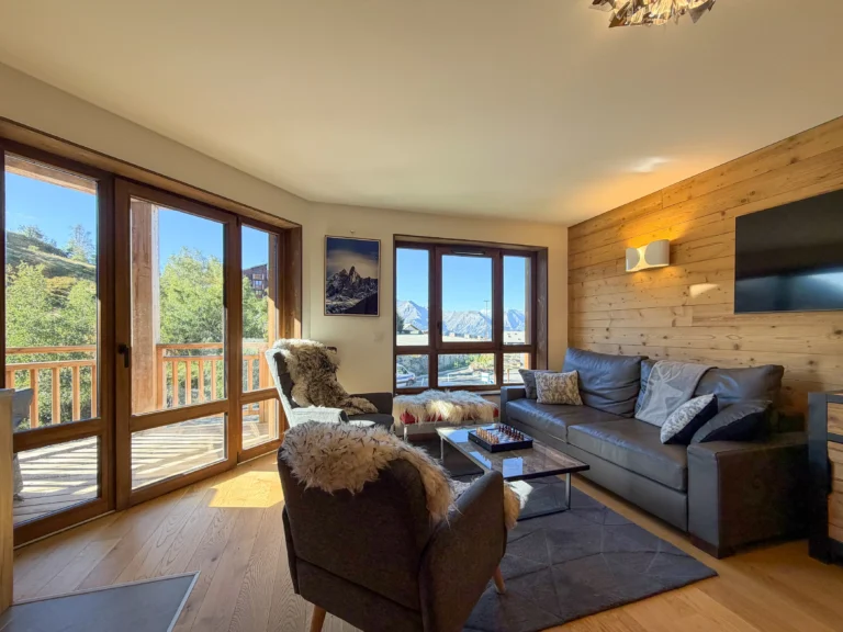 A real estate agency in Alpe d'Huez offers this beautiful apartment with mountain views, 3 bedrooms and 2 bathrooms.