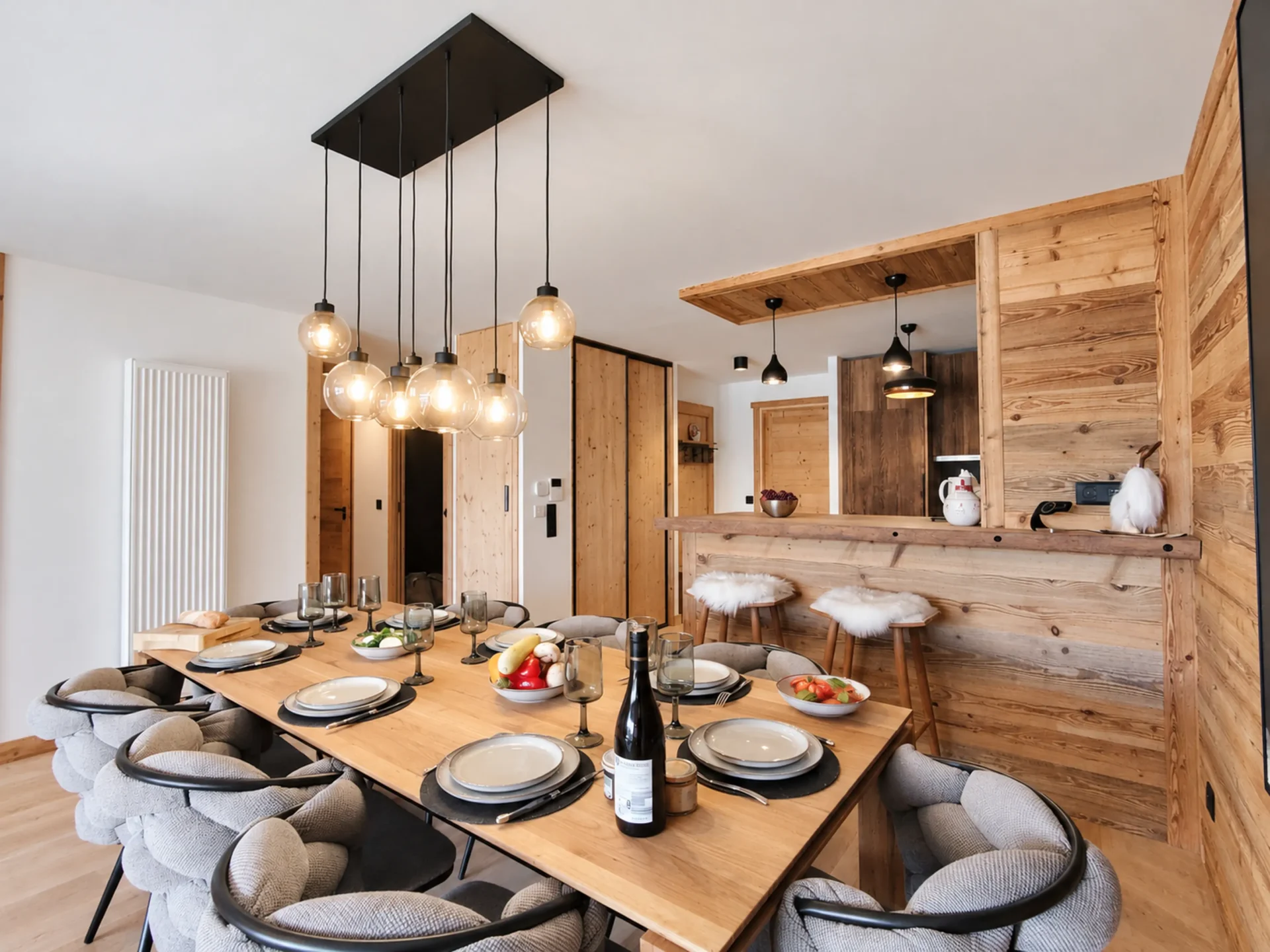 Pièce de vie avec cuisine et table de repas dans une résidence Premium à l'Alpe d'Huez