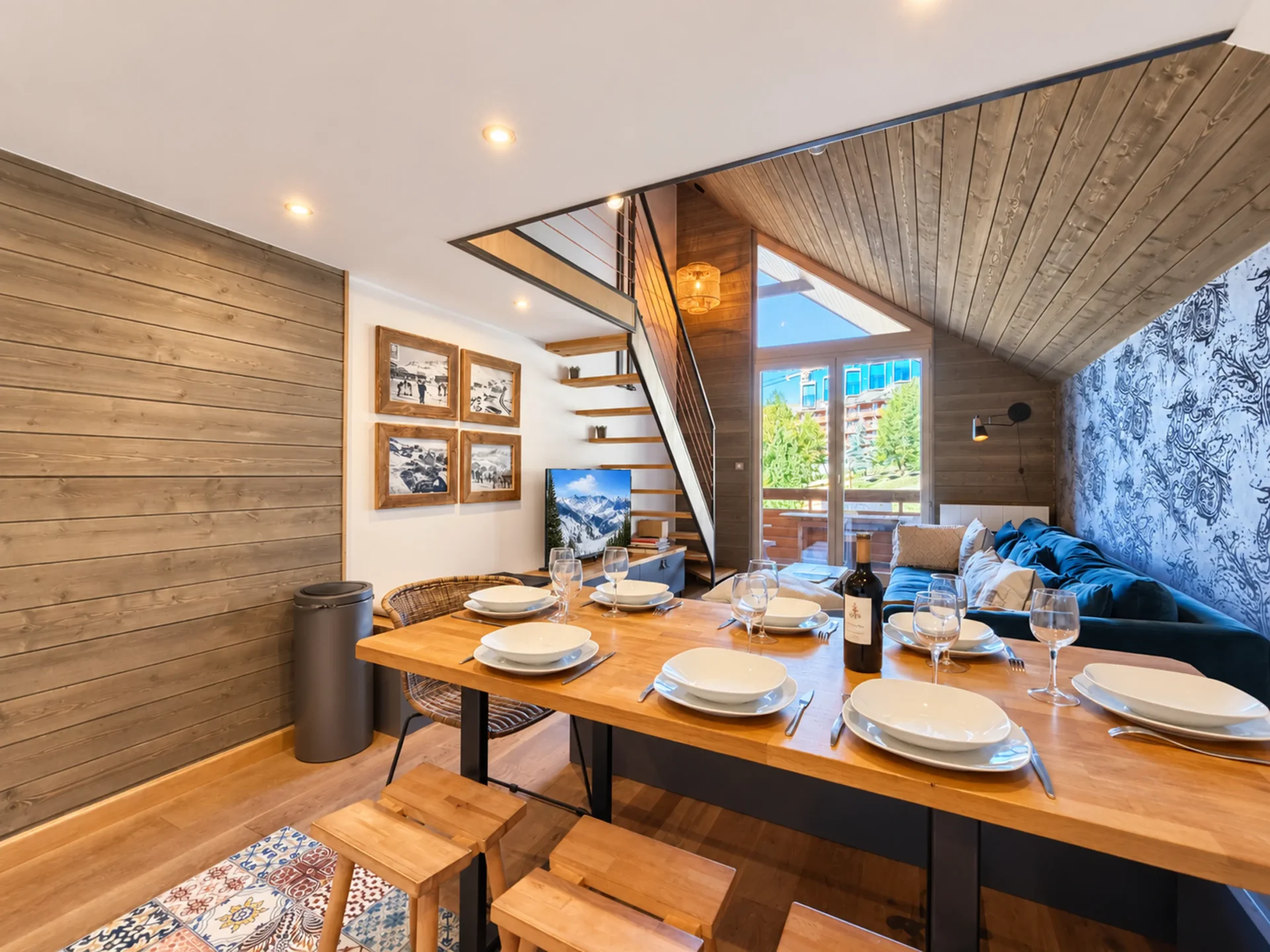 Salon avec table de repas dans une résidence de prestige à l'alpe d'huez
